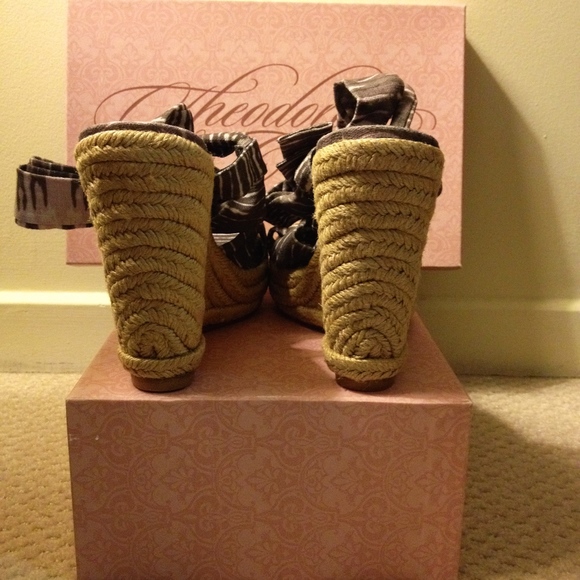 Theodora & Callum for Stuart Weitzman - Picture 4 of 7